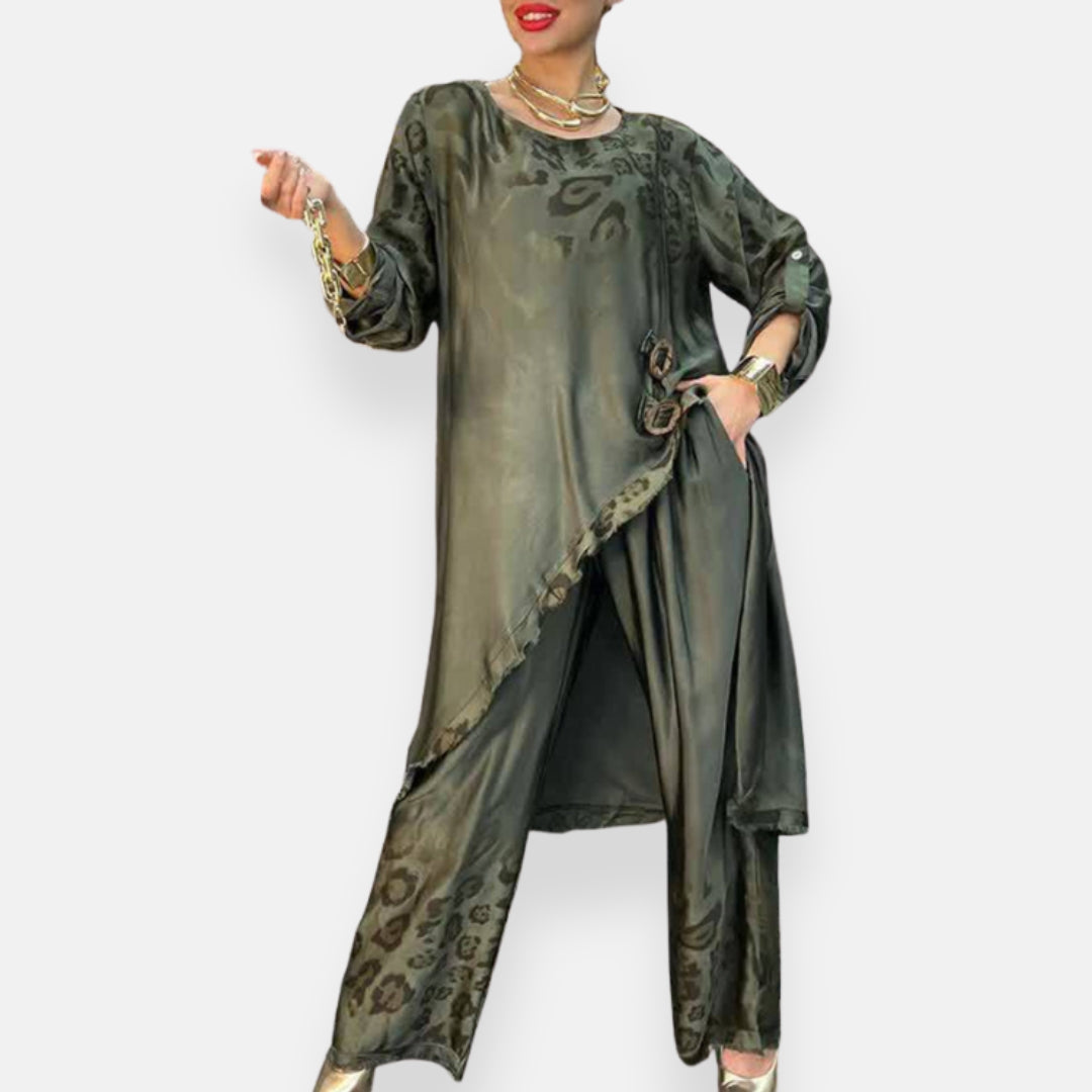 Cassiana – Completo fluido in satin con dettagli raffinati