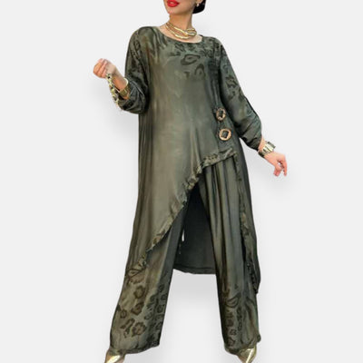 Cassiana – Completo fluido in satin con dettagli raffinati