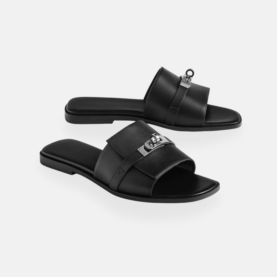 Aria – Mules nere eleganti con dettaglio gioiello