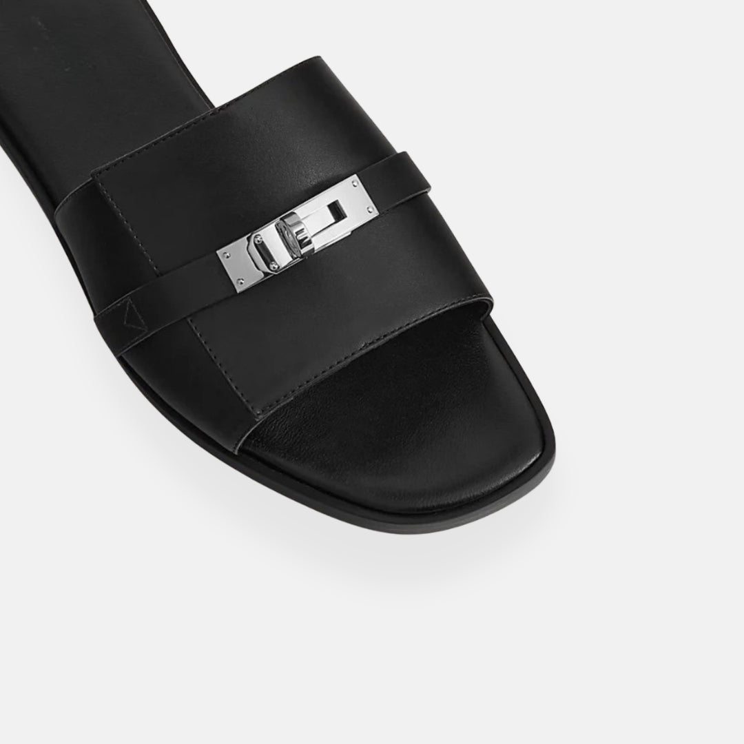 Aria – Mules nere eleganti con dettaglio gioiello