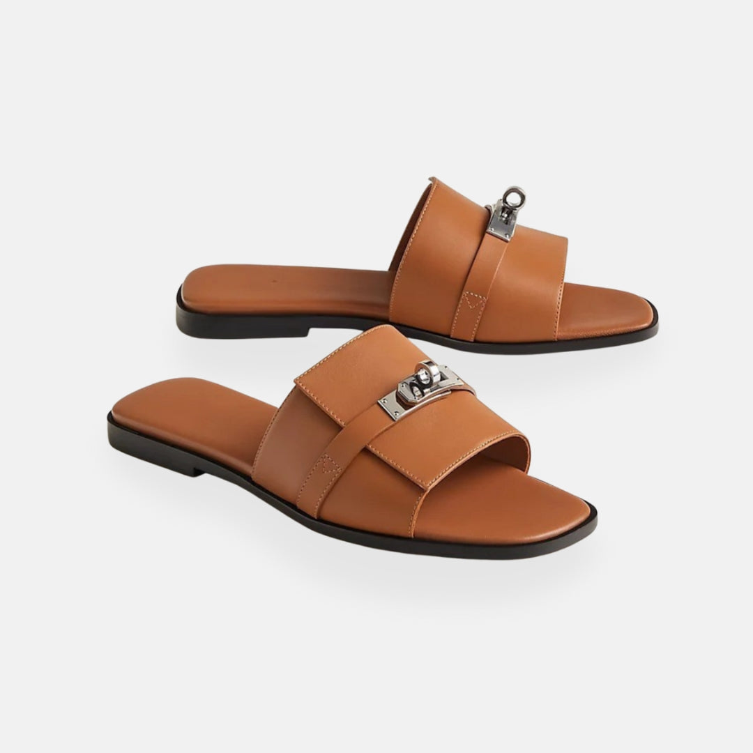 Aria – Mules nere eleganti con dettaglio gioiello