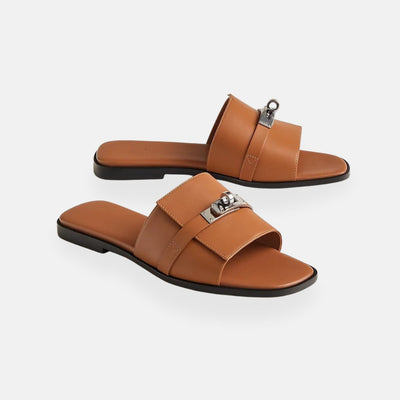 Aria – Mules nere eleganti con dettaglio gioiello