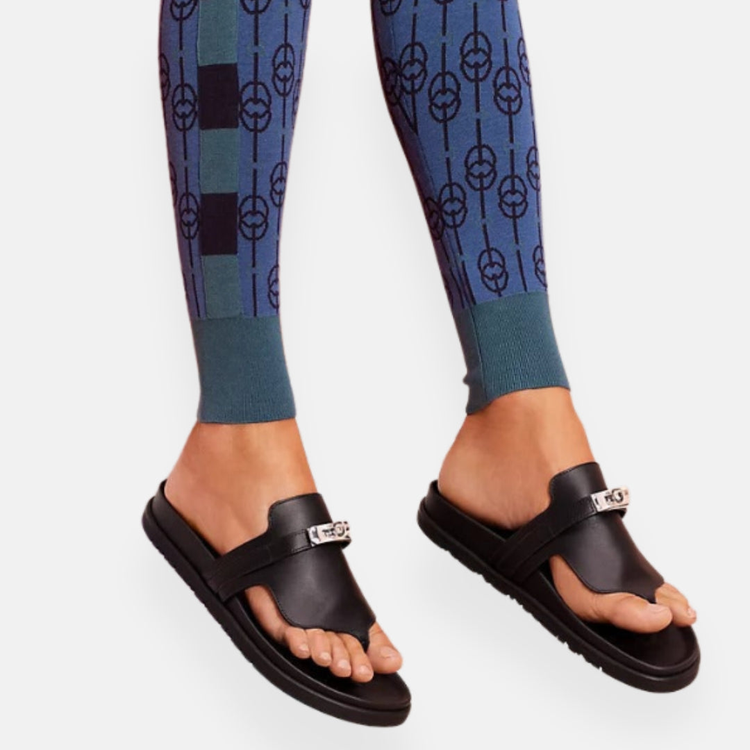 Cerise – Infradito nere eleganti con dettaglio gioiello